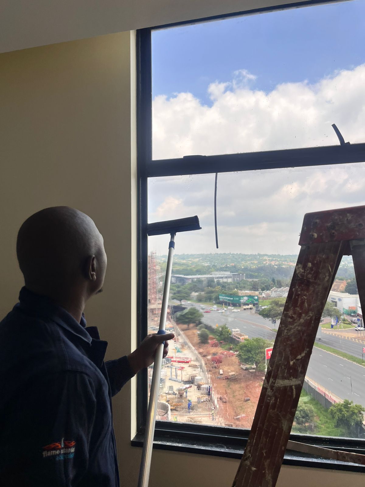 Worker cleaning a high-floor window